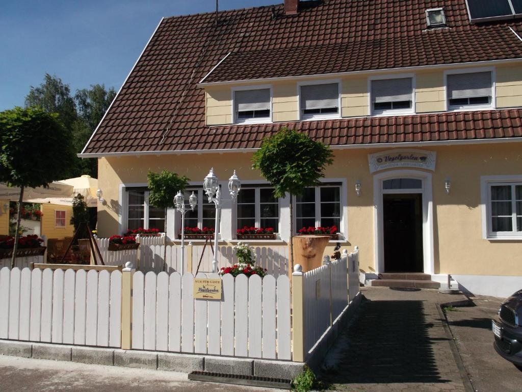 una cerca blanca frente a una casa en Gasthaus Vogelgarten, en Eislingen