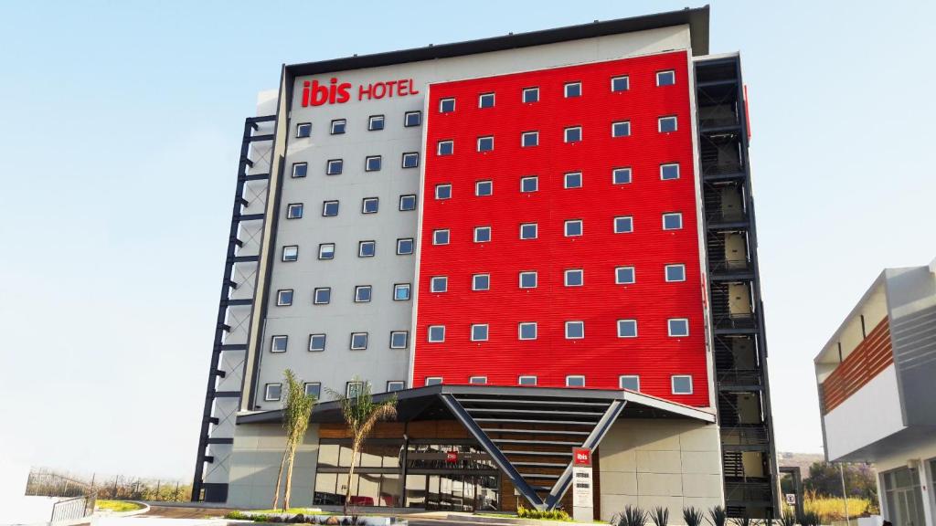 een rood gebouw met de woorden bus genade op het bij Ibis Irapuato in Irapuato