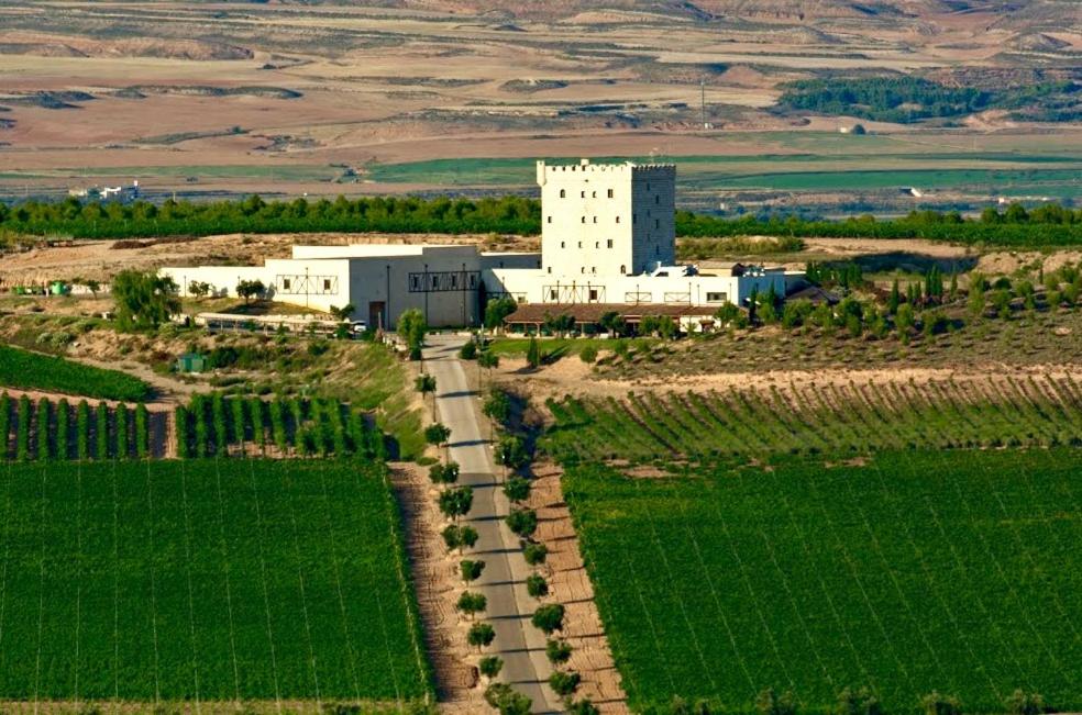 una vista aérea de un edificio blanco en un campo en Hotel Pago De Cirsus, en Ablitas