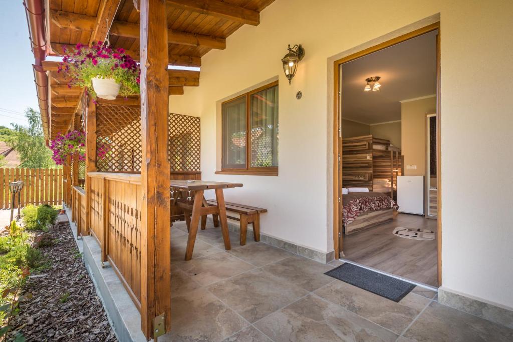 Balkón nebo terasa v ubytování Németh Resort