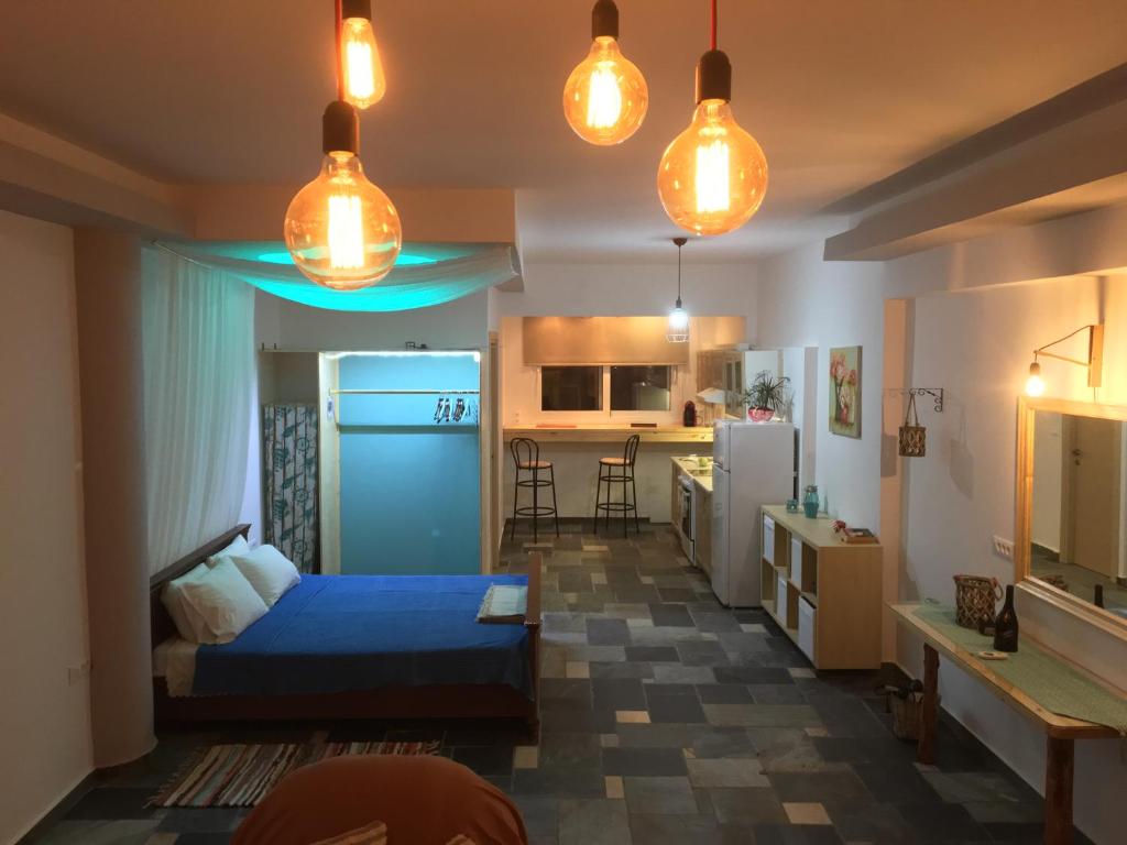 ファリラキにあるSeascape Apartmentのベッド1台付きの部屋、照明付きのキッチンが備わるアパートメントです。