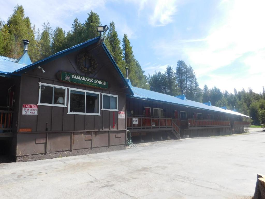 une gare avec un bâtiment doté de nombreuses fenêtres dans l'établissement The Tamarack Lodge, à Lakeshore