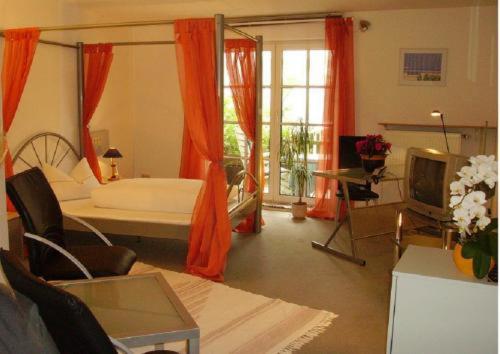 Postel nebo postele na pokoji v ubytování Hotel Rossner