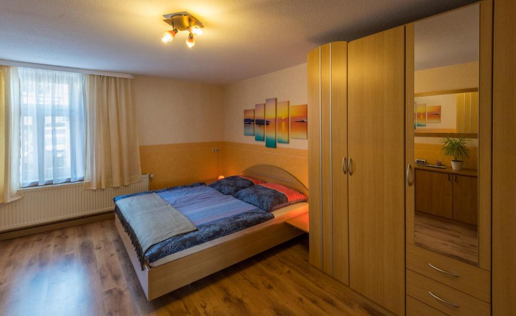ein Schlafzimmer mit einem Bett und einem großen Fenster in der Unterkunft Der Pölkenhof in Quedlinburg
