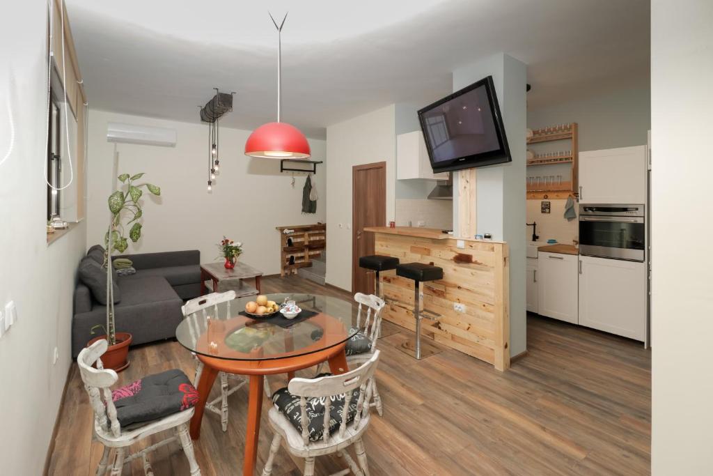 een woonkamer met een tafel en een bank bij Sea Crib Apartment in Varna
