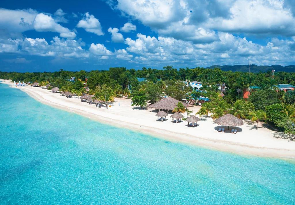 una vista aérea de una playa con sillas y sombrillas en Beaches Negril Resort and Spa - All Inclusive en Negril