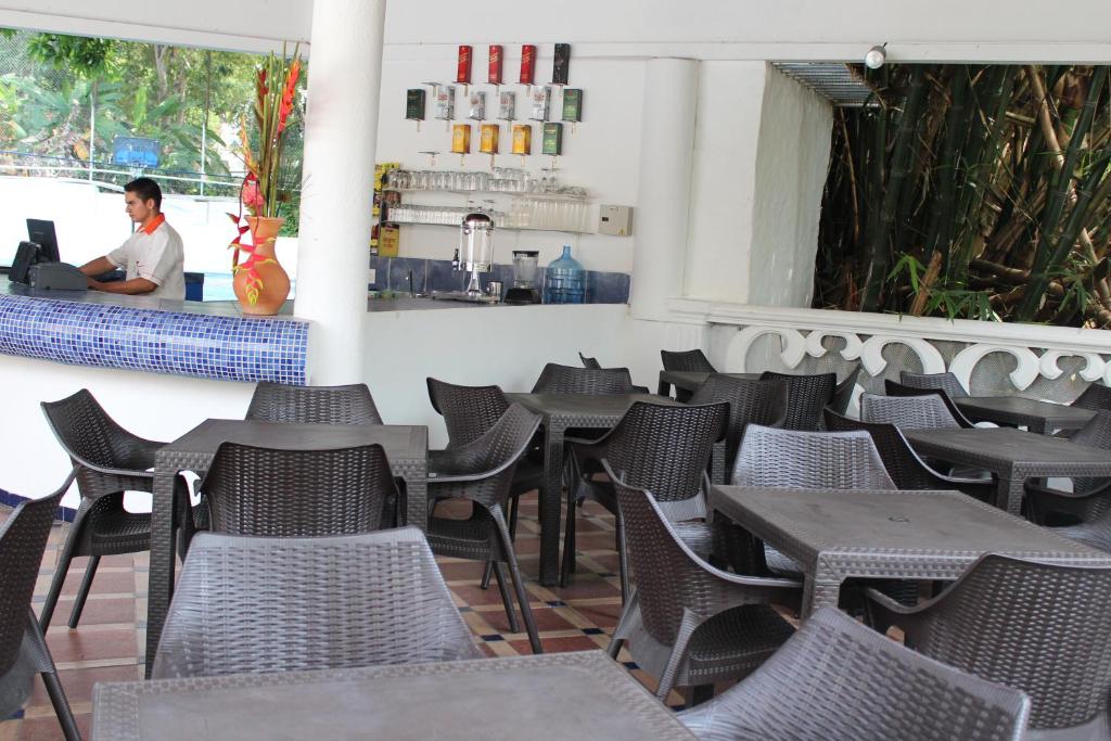 Un restaurante u otro lugar para comer en Bosque Hotel