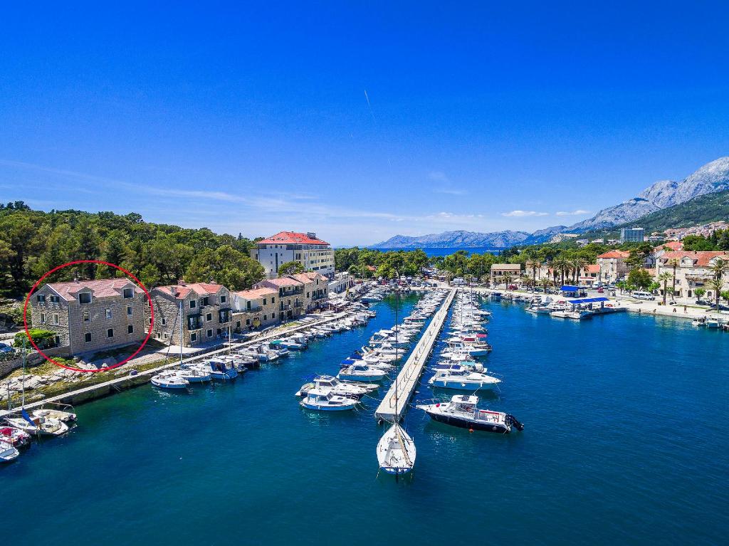 een groep boten is aangemeerd in een haven bij Apartments Beso in Makarska