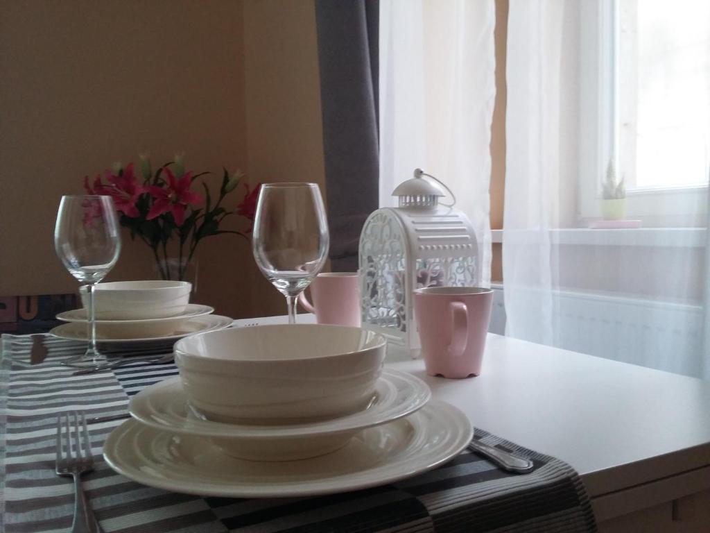 una mesa con platos y vasos en una mesa en Apartment Vltavska B en Praga