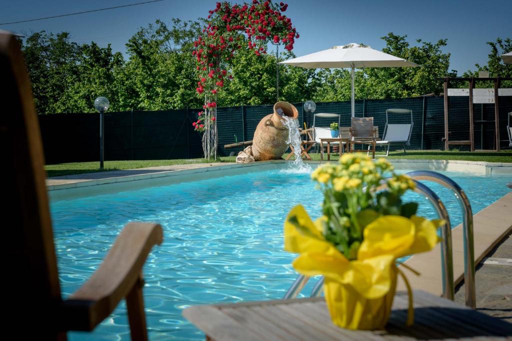 Bazén v ubytování Agriturismo Le Arcate nebo v jeho okolí