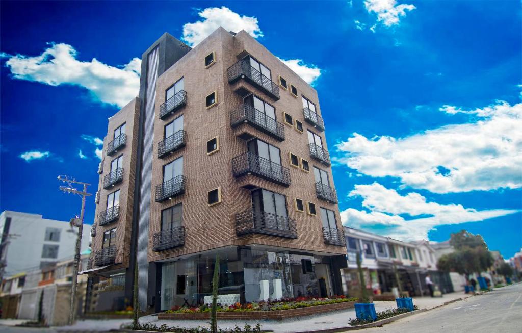 un alto edificio di mattoni sul lato di una strada di De Película Hotel a Bogotá