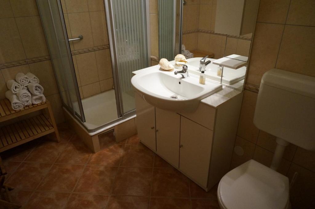 łazienka z umywalką, prysznicem i toaletą w obiekcie Apartment Stiniva w Hvarze
