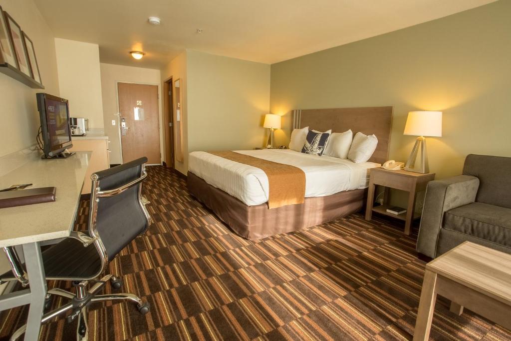 林肯市的住宿－魏科馬旅館，酒店客房配有一张床、一张桌子和一把椅子。