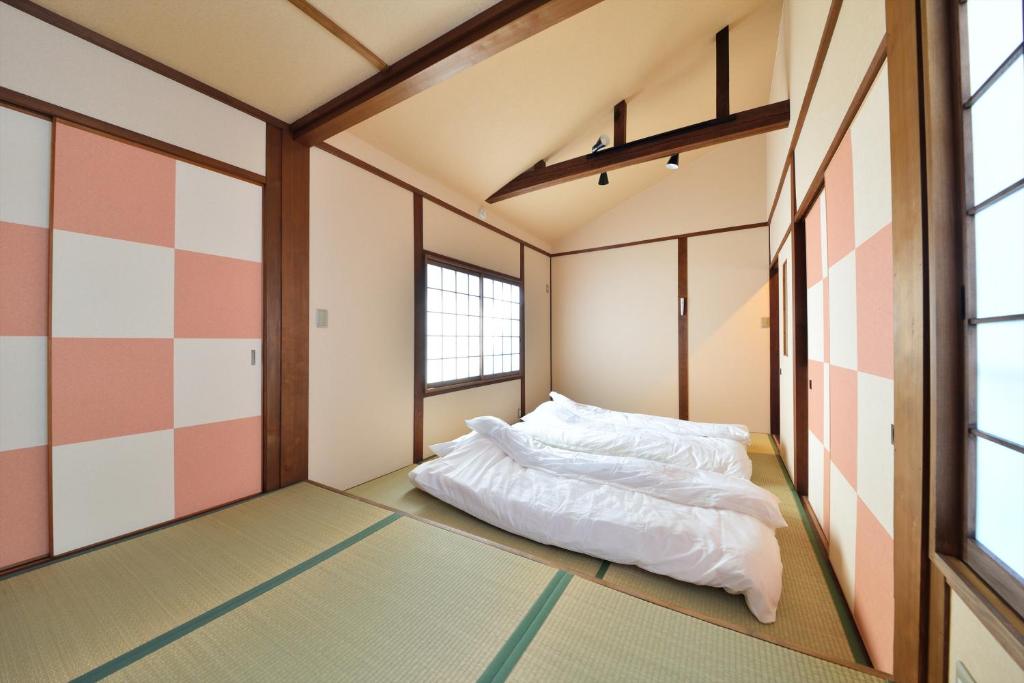 Rúm í herbergi á Comfortable House In Fushimi