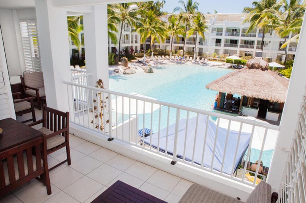 een balkon met uitzicht op een zwembad bij 3123 BEACH CLUB PARADISE in Palm Cove