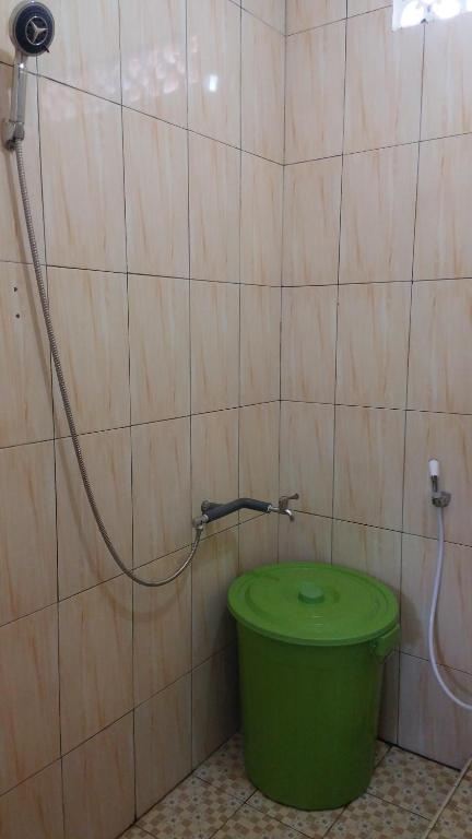 A bathroom at Penginapan Yarits