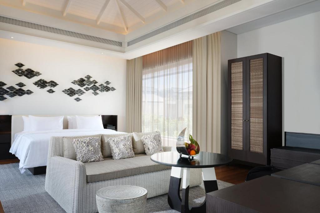 Postel nebo postele na pokoji v ubytování The ShellSea Krabi I Luxury Beach Front Resort & Pool Villa