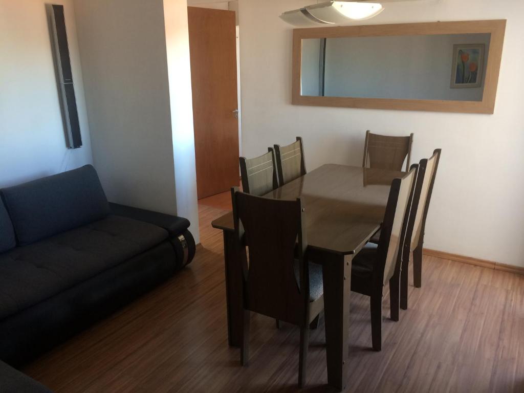 a dining room with a table and chairs and a couch at Apartamento Familiar em Campinas 9 solteiros ou 10 se 2 pessoas na cama de casal in Campinas