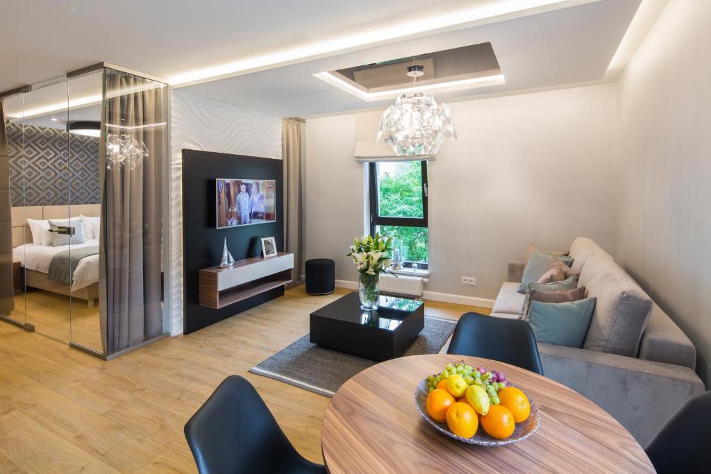 sala de estar con mesa y sofá en 7 Heaven - Victoria Residence by OneApartments en Sopot