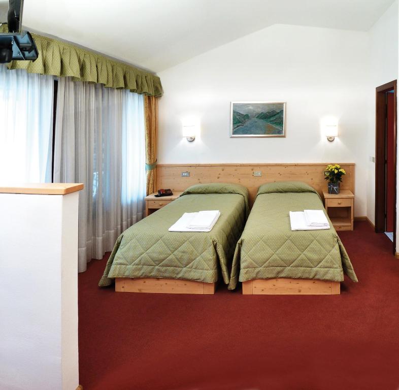 pokój hotelowy z 2 łóżkami w pokoju w obiekcie La Rotonda w mieście Pergine Valsugana