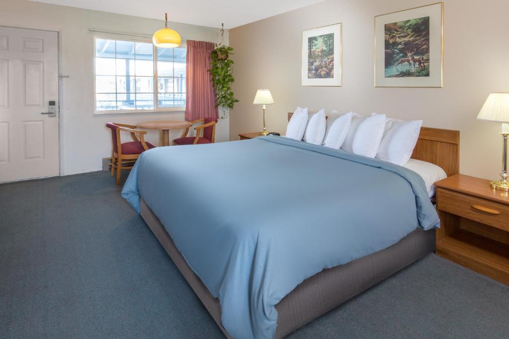 Säng eller sängar i ett rum på Redwood Inn