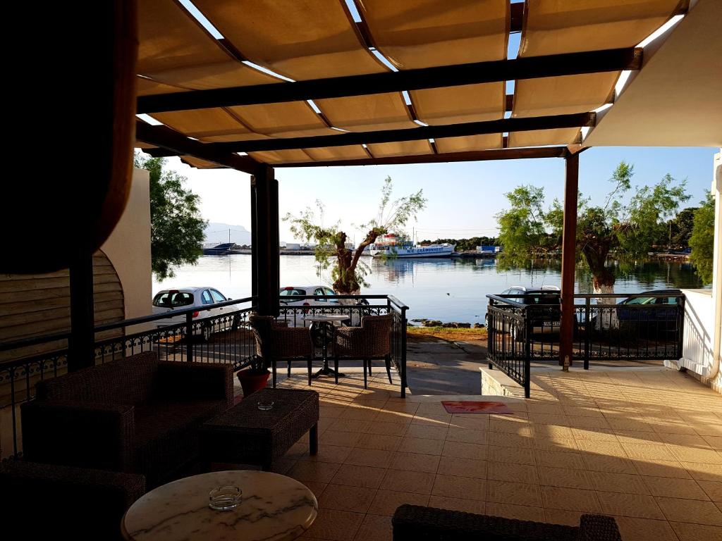 Výhled na řeku, která protéká v blízkosti hotelu
