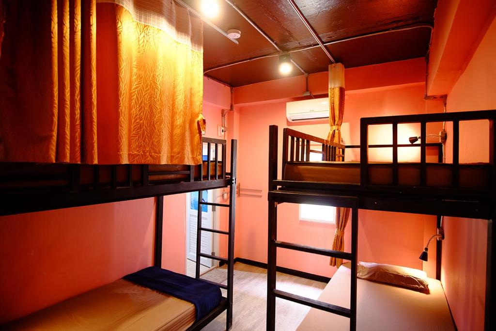 Palanda nebo palandy na pokoji v ubytování Nap Corner hostel