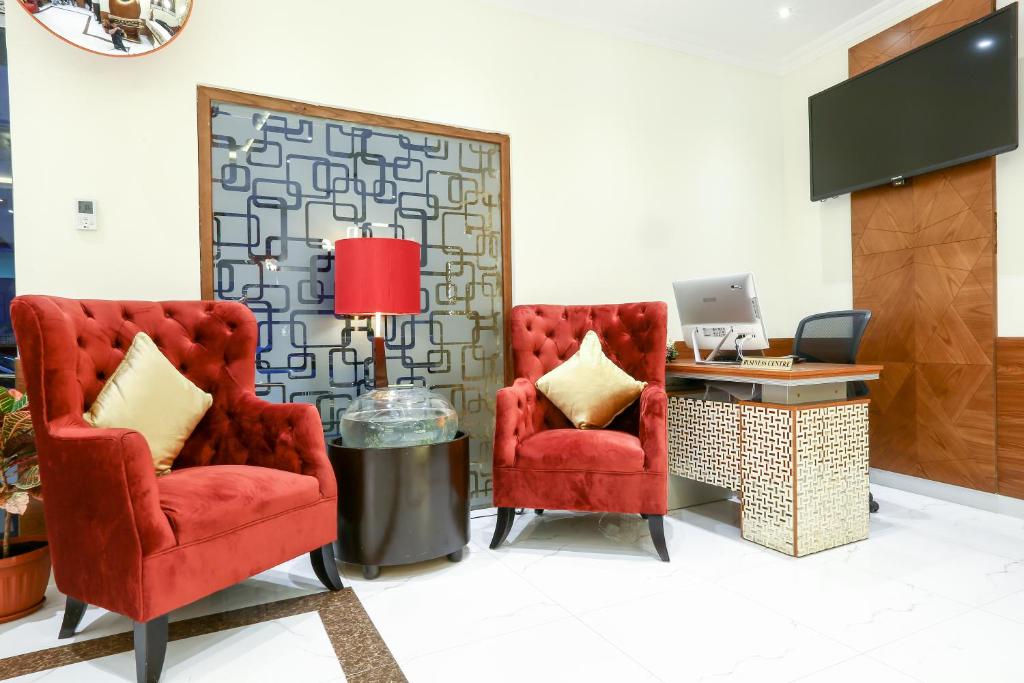 TV a/nebo společenská místnost v ubytování La Villa Suites Hotel
