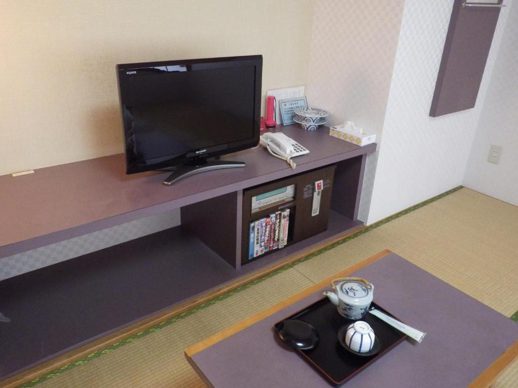 TV a/nebo společenská místnost v ubytování Uokagi Ryokan