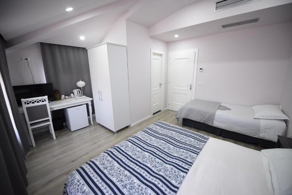 Postel nebo postele na pokoji v ubytování Rose Garden Hotel