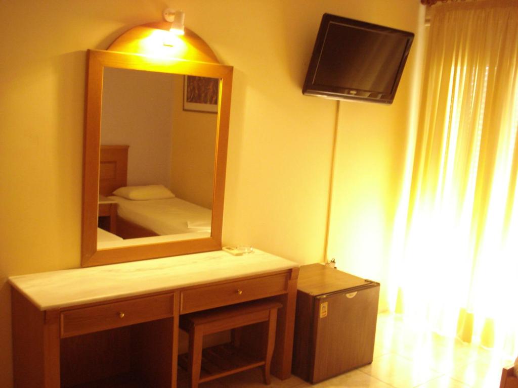 Televízia a/alebo spoločenská miestnosť v ubytovaní Hotel Cybele Pefki