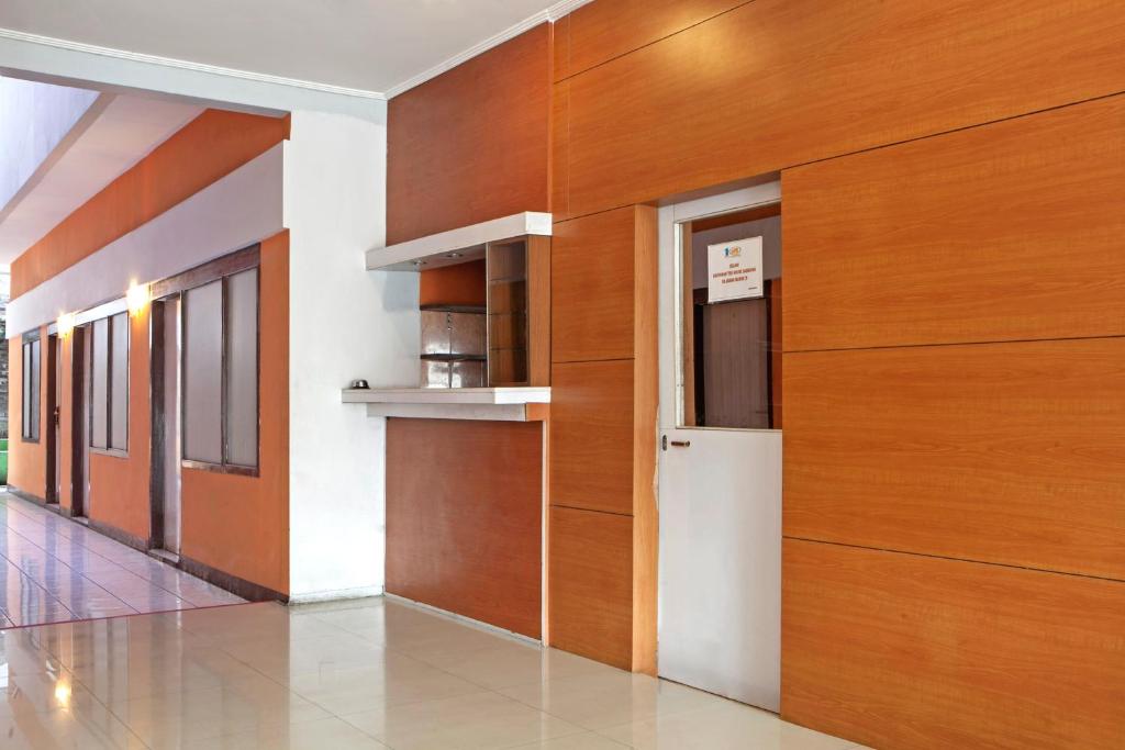 Kuchyň nebo kuchyňský kout v ubytování RedDoorz Syariah near BTC Fashion Mall