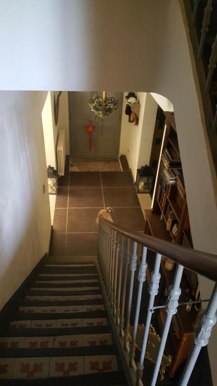 a staircase in a house with a cross on the wall at Manoir en Crau in Arles