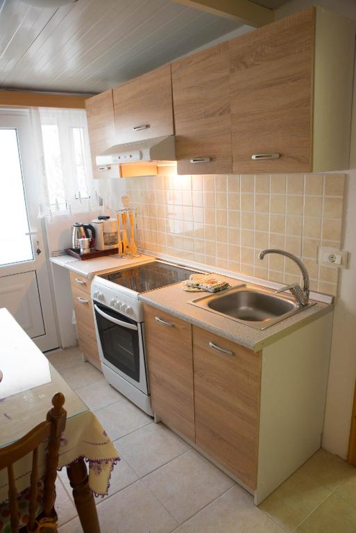 A kitchen or kitchenette at Kamariko Traditional House