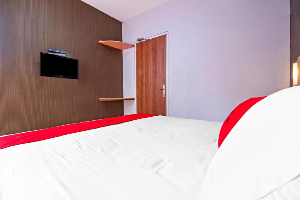 Postel nebo postele na pokoji v ubytování RedDoorz Syariah near BTC Fashion Mall