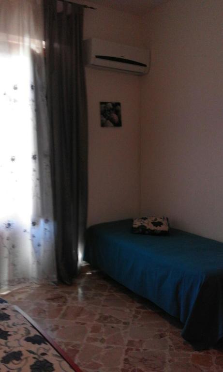 カステッランマーレ・デル・ゴルフォにあるAppartamento Castellammareのベッドルーム(ベッド1台、窓付)