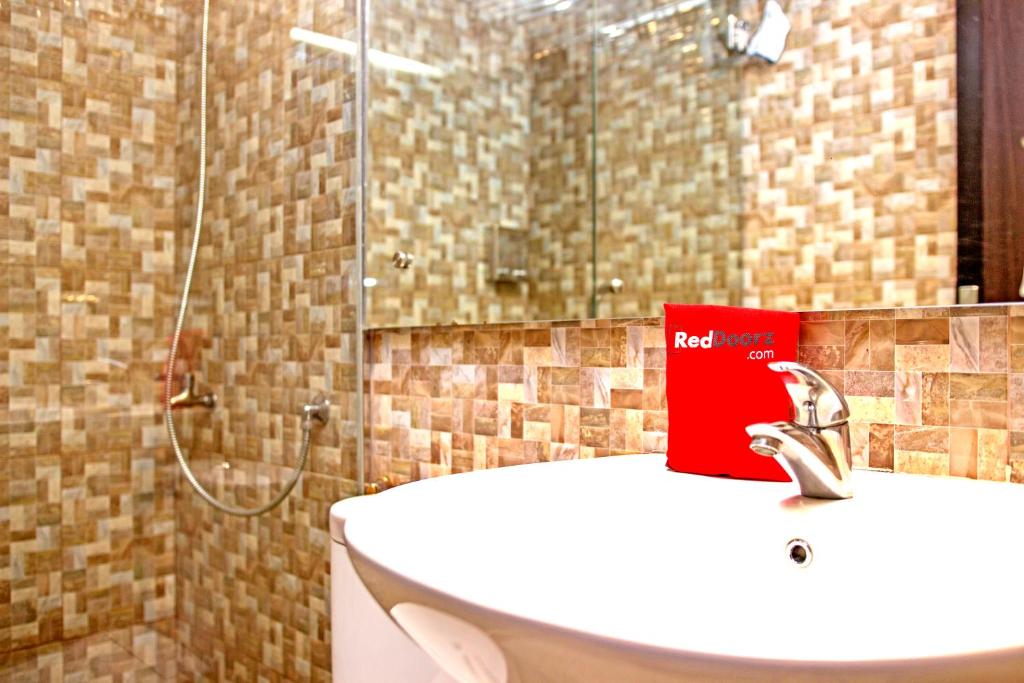 Koupelna v ubytování RedDoorz near Trans Studio Mall 2