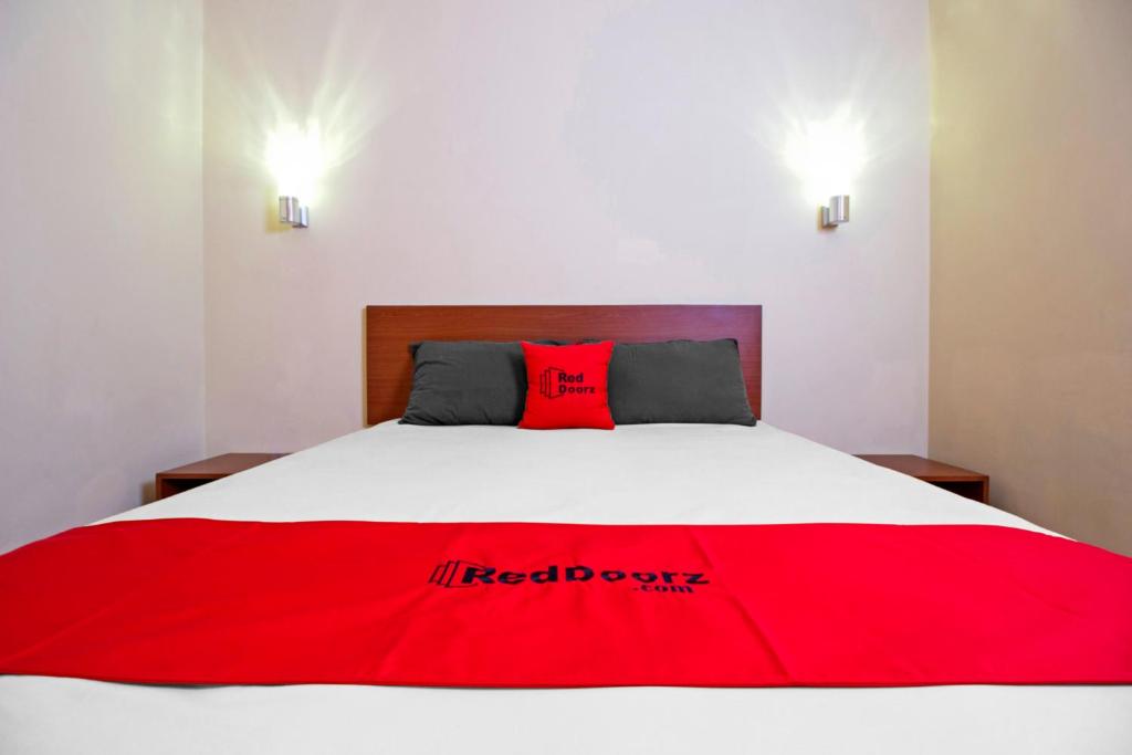 Postel nebo postele na pokoji v ubytování RedDoorz near Trans Studio Mall 2