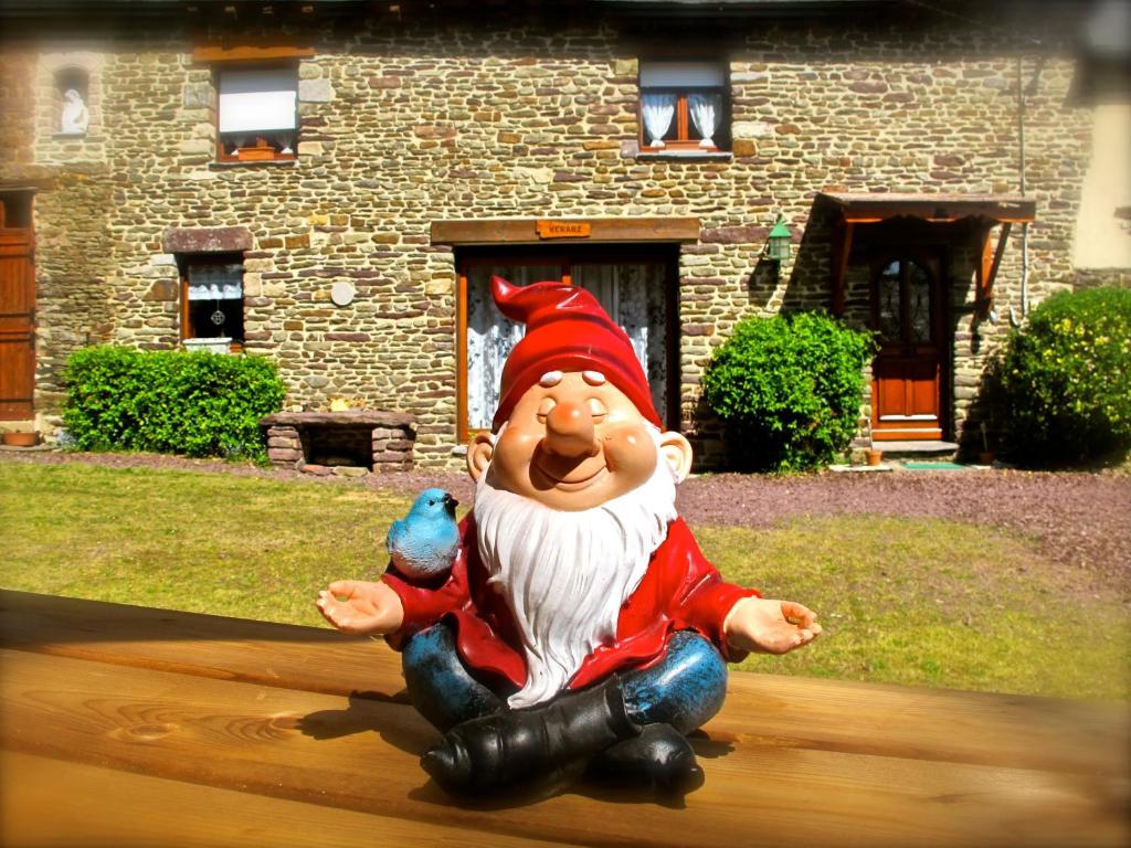 una estatua de Santa Claus sentada frente a una casa en Kerarz - Chambre d'hôtes en Mauron