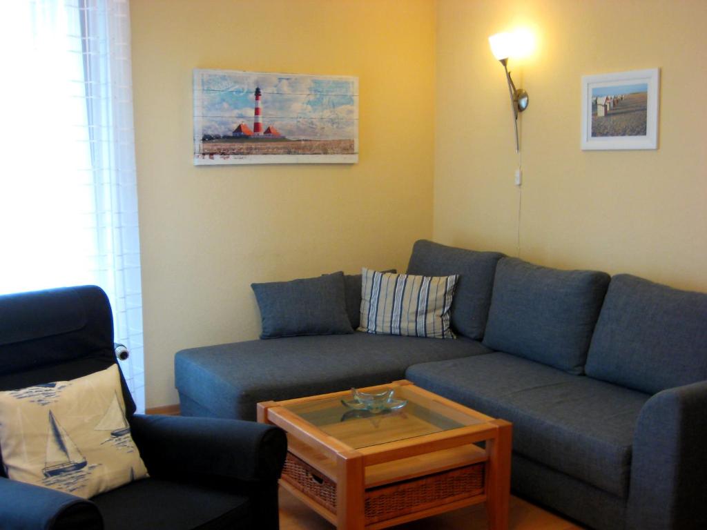 een woonkamer met een bank en een salontafel bij Am Hafen IS in Büsum
