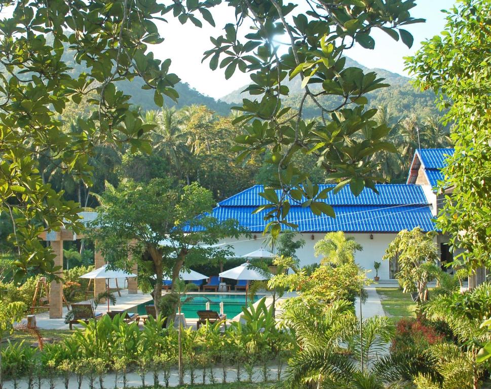 a view of the resort from the trees at Wonderland Healing Center in Thongsala