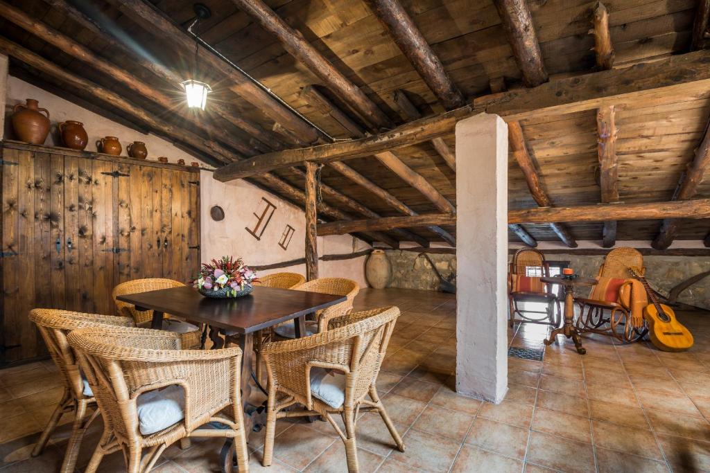 uma sala de jantar com mesa e cadeiras em Casa La Carpintera em Royuela