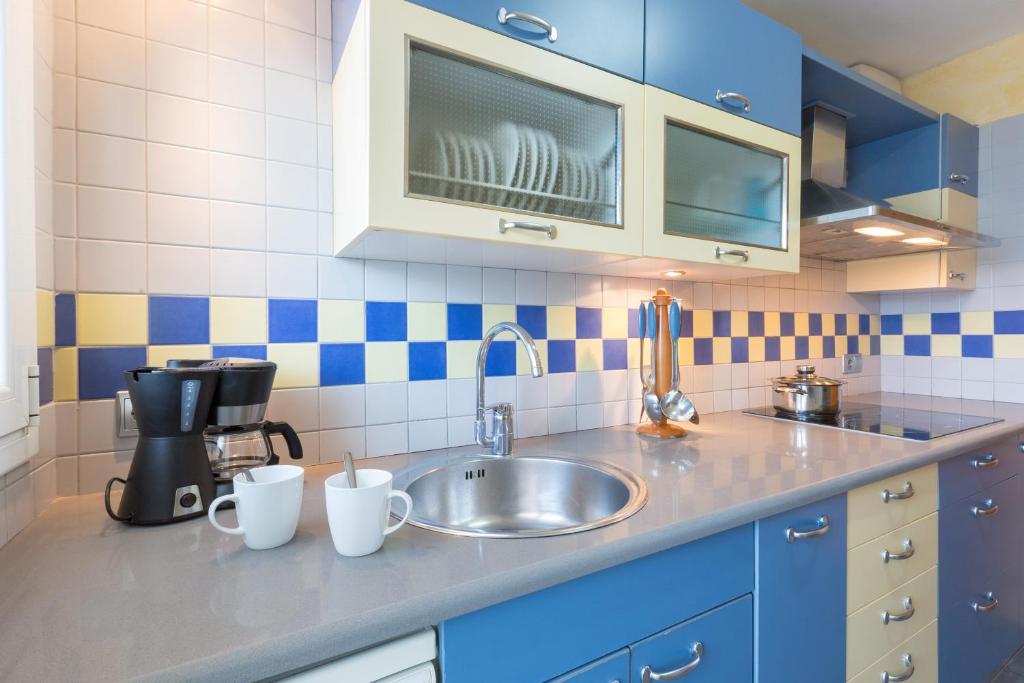Kuchyňa alebo kuchynka v ubytovaní Malgrat de Mar Blvd Seaview Apartment