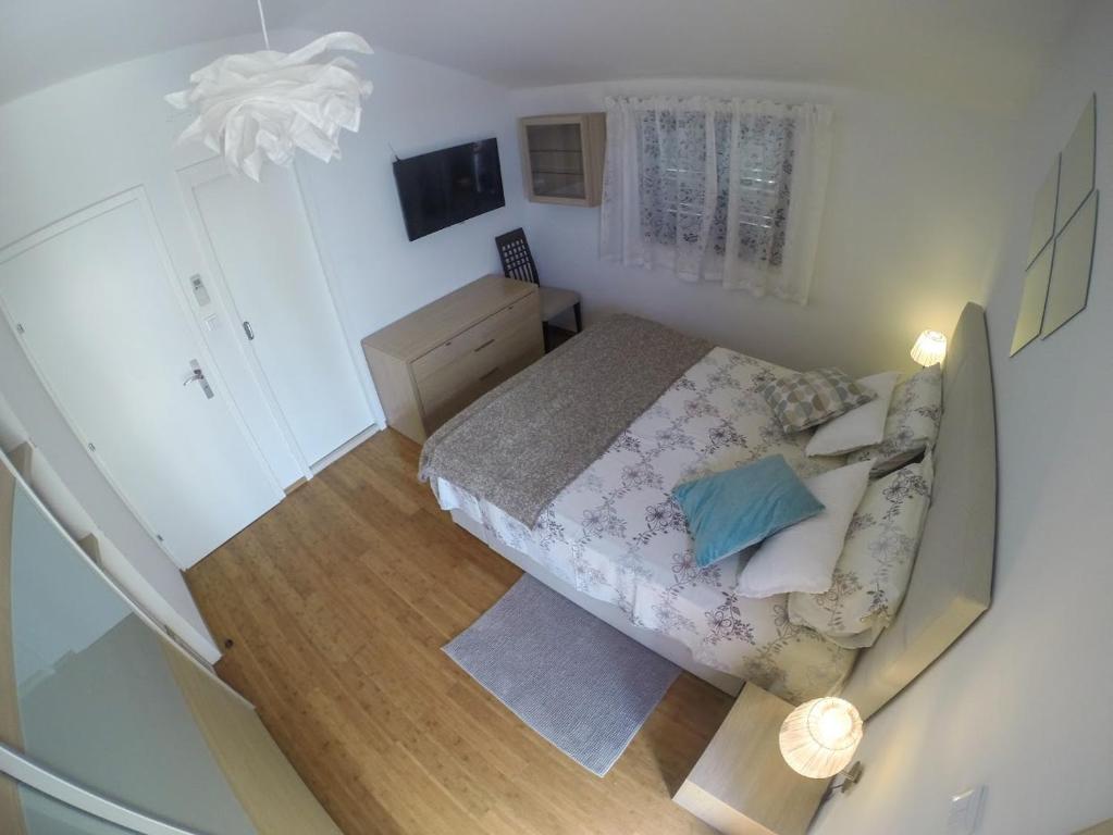 an overhead view of a bedroom with a bed at Apartment and room Sveti Jakov in Dubrovnik