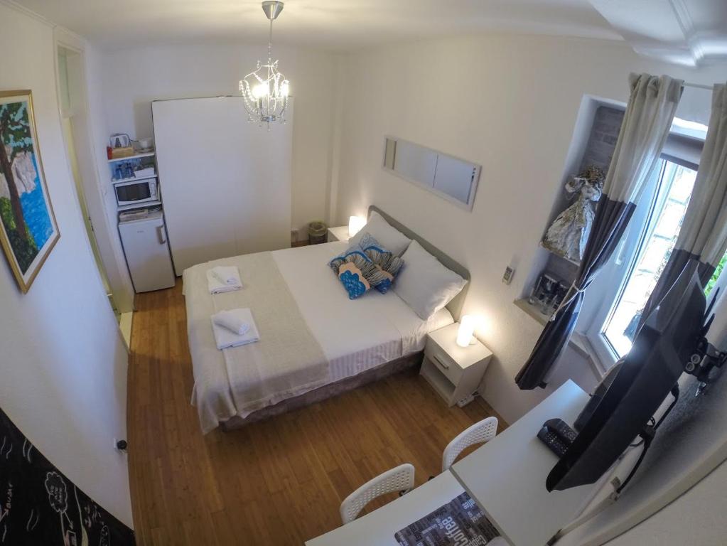 an overhead view of a bedroom with a bed at Apartment and room Sveti Jakov in Dubrovnik