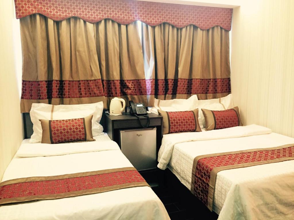 Postel nebo postele na pokoji v ubytování Seasons Hotel