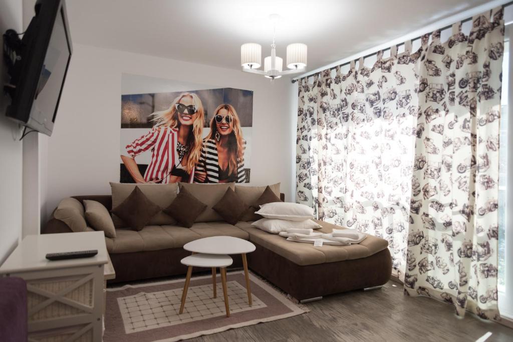 TV a/nebo společenská místnost v ubytování Oneiro Resort
