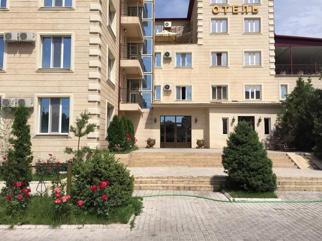 budynek ze schodami przed nim w obiekcie Rich Hotel w mieście Biszkek