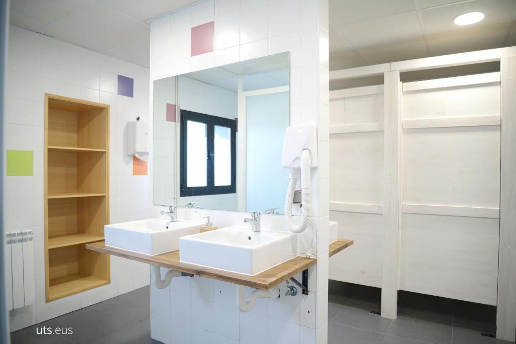 ABARAXKA HOSTEL Disfruta la Vía Verde del Urola hasta la Playa - Naturaleza Montañas y Riqueza Cultural - Habitación Familiar Baño Compartido