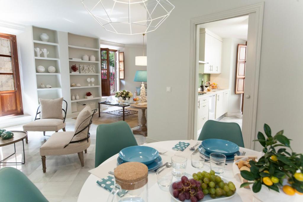 kuchnia i jadalnia ze stołem i krzesłami w obiekcie GR Suites Boutique Picasso w Maladze